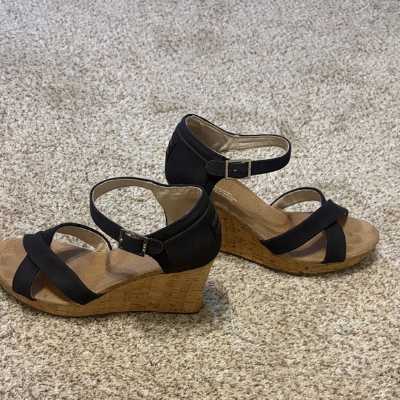 Toms Black and Tan Wedge Sandals - Picture 5 of 8
